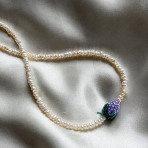Naszyjnik z drobnych pereł z jasną jeżyną