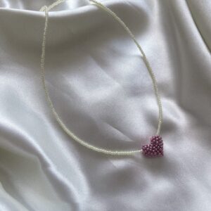 Naszyjnik z koralików z serduszkiem w metalicznym różu