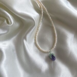 Naszyjnik z drobnych pereł z jeżyną