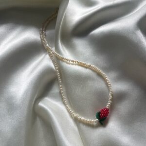 Naszyjnik z drobnych pereł z truskawką