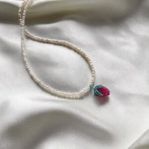 Naszyjnik z drobnych pereł z soczystą maliną