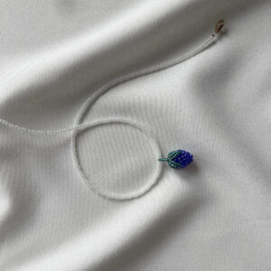 Naszyjnik z koralików z granatową jagodą