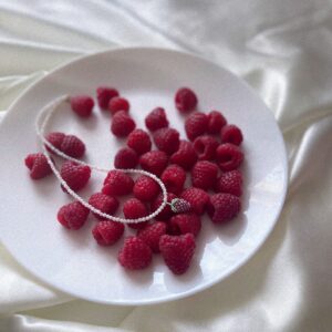 Naszyjnik z masy perłowej z metaliczną malinką