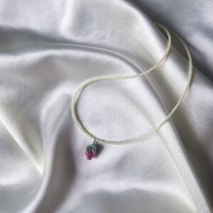 Naszyjnik z koralików z metaliczną maliną