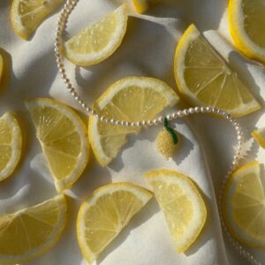 Naszyjnik z drobnych pereł z cytryną