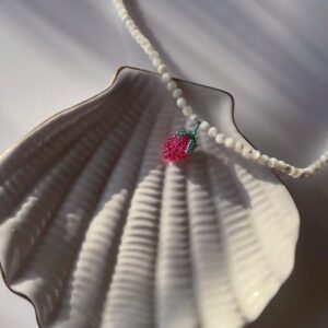 Naszyjnik z masy perłowej z soczystą maliną