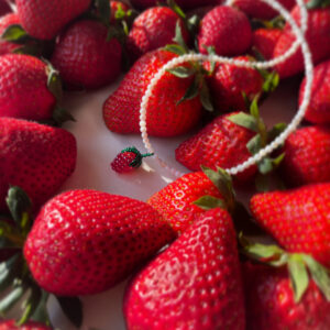 Naszyjnik z masy perłowej z truskawką