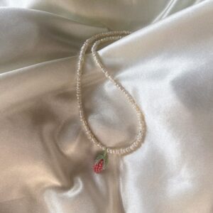 Naszyjnik z drobnych pereł z różową maliną