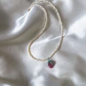 Naszyjnik z drobnych pereł z metaliczną maliną
