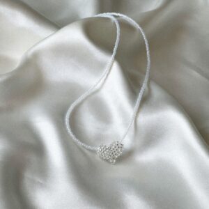 Naszyjnik z koralików ze srebrnym serduszkiem