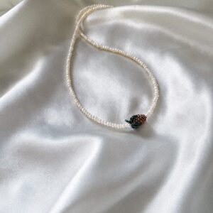 Naszyjnik z drobnych pereł z brązowym owocem