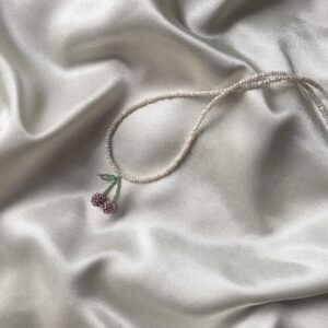 Naszyjnik z drobnych pereł z metalicznymi wisienkami