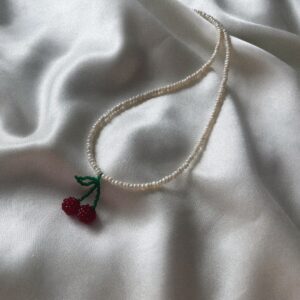 Naszyjnik z drobnych pereł z czerwoną wiśnią