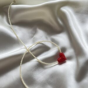 Naszyjnik z koralików z czerwonym sercem