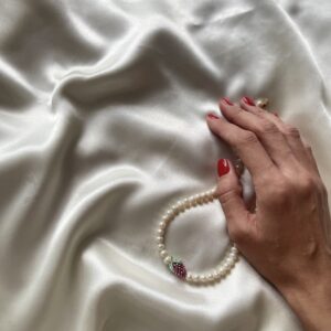 Naszyjnik z naturalnych pereł z metaliczną maliną