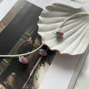 Naszyjnik z koralików z trzema malinami