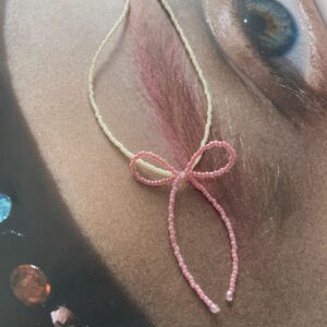 Naszyjnik z koralików z różową kokardą