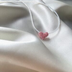 Naszyjnik z koralików z różowym serduszkiem