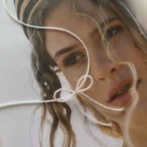 Naszyjnik z koralików z białą kokardą