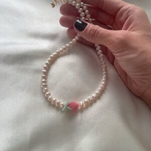 Naszyjnik z naturalnych pereł z różową maliną