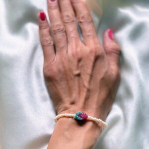 Bransoletka z drobnych pereł z soczystą maliną