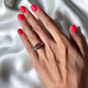 Pierścionek z masy perłowej z soczystą maliną