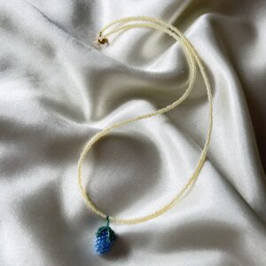 Naszyjnik z koralików z niebieskim owocem