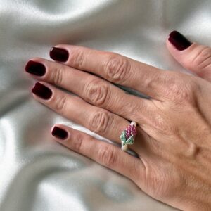 Pierścionek z drobnych pereł z metaliczną maliną