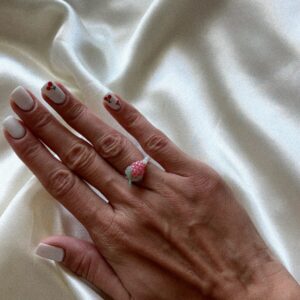 Pierścionek z masy perłowej z różową maliną