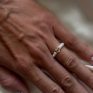 Pierścionek z pereł z sercem z hematytu