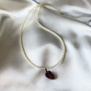 Naszyjnik z koralików z brązowym owocem