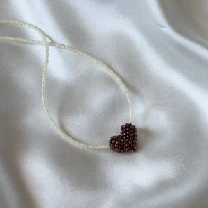 Naszyjnik z koralików z brązowym serduszkiem