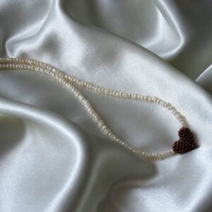 Naszyjnik z drobnych pereł z brązowym sercem