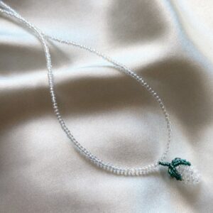 Naszyjnik z koralików z transparentnym owockiem