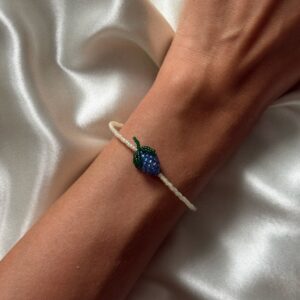 Bransoletka z koralików z niebieskim owocem