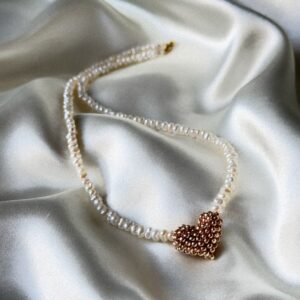 Naszyjnik z drobnych pereł ze złotym sercem