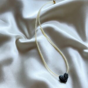 Naszyjnik z koralików z czarnym serduszkiem