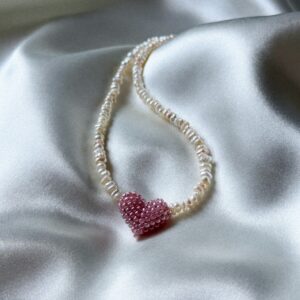 Naszyjnik z drobnych pereł z różowym sercem