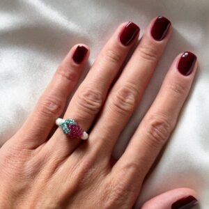 Pierścionek z drobnych pereł z soczystą maliną