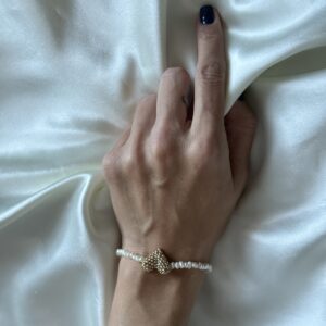 Bransoletka z drobnych pereł ze złotym sercem