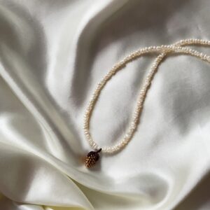 Naszyjnik z drobnych pereł z brązowym owocem